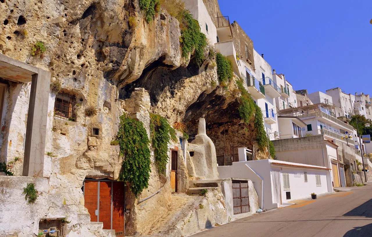 Borghi pittoreschi della Puglia durante le festività pasquali, con strade tranquille e atmosfera suggestiva.