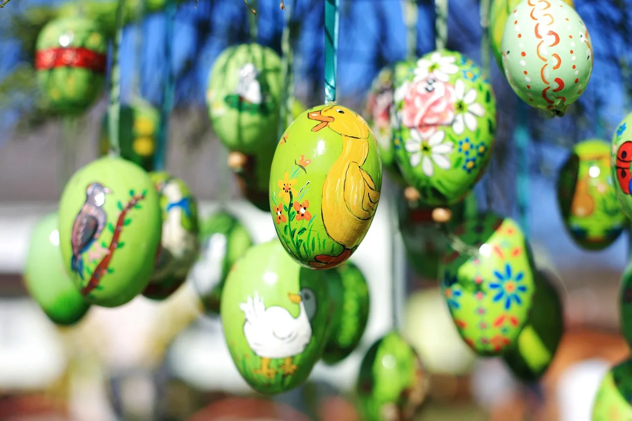 Mercatino di Pasqua con decorazioni colorate e bancarelle in un pittoresco villaggio europeo.