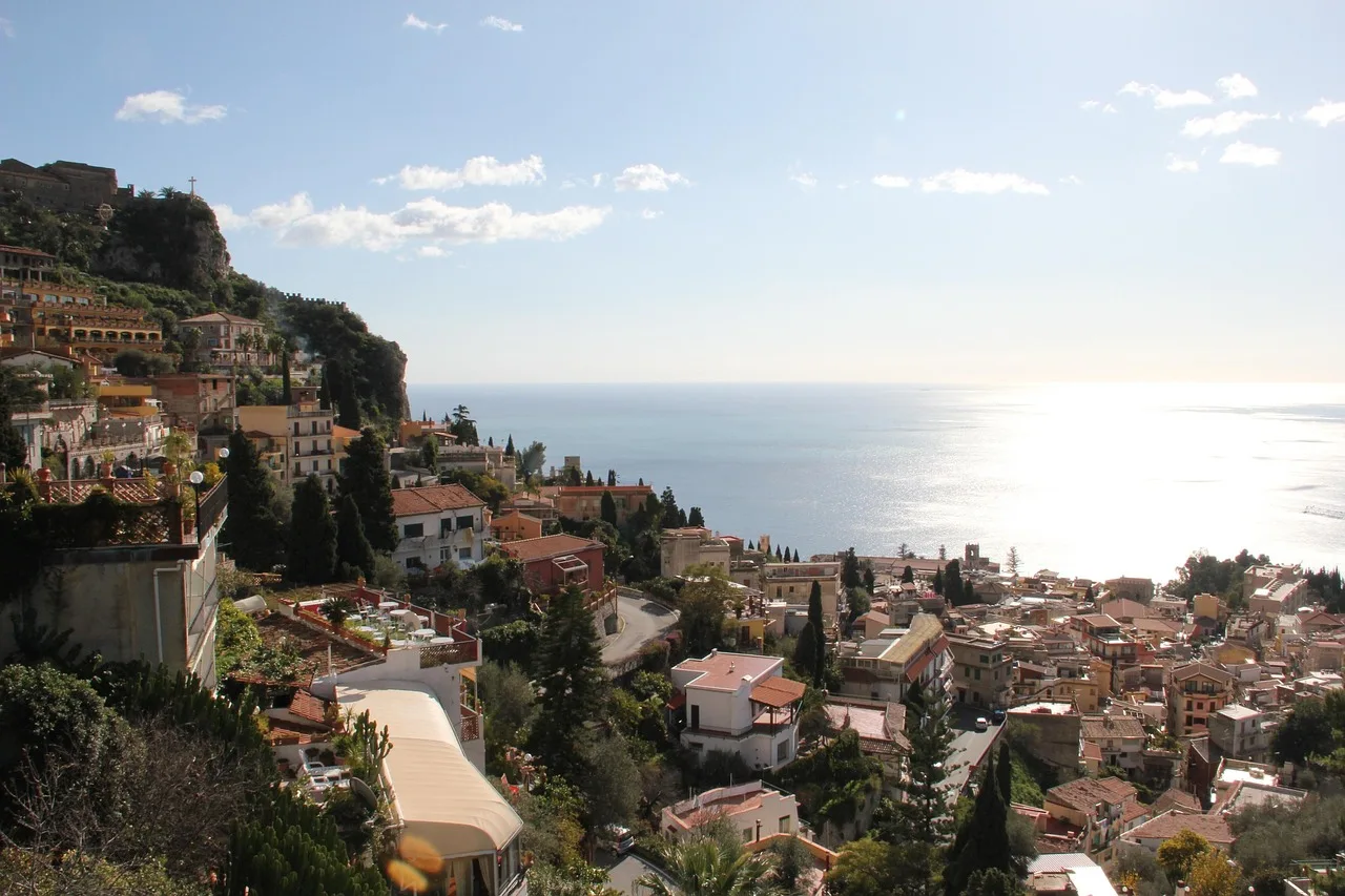 Panorama della Costiera Amalfitana con paesini pittoreschi e opzioni di soggiorno economiche.