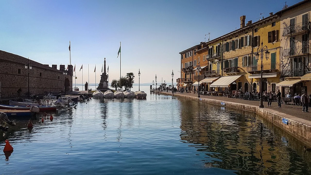 Panorama suggestivo del Lago di Garda con località nascoste e natura rigogliosa.
